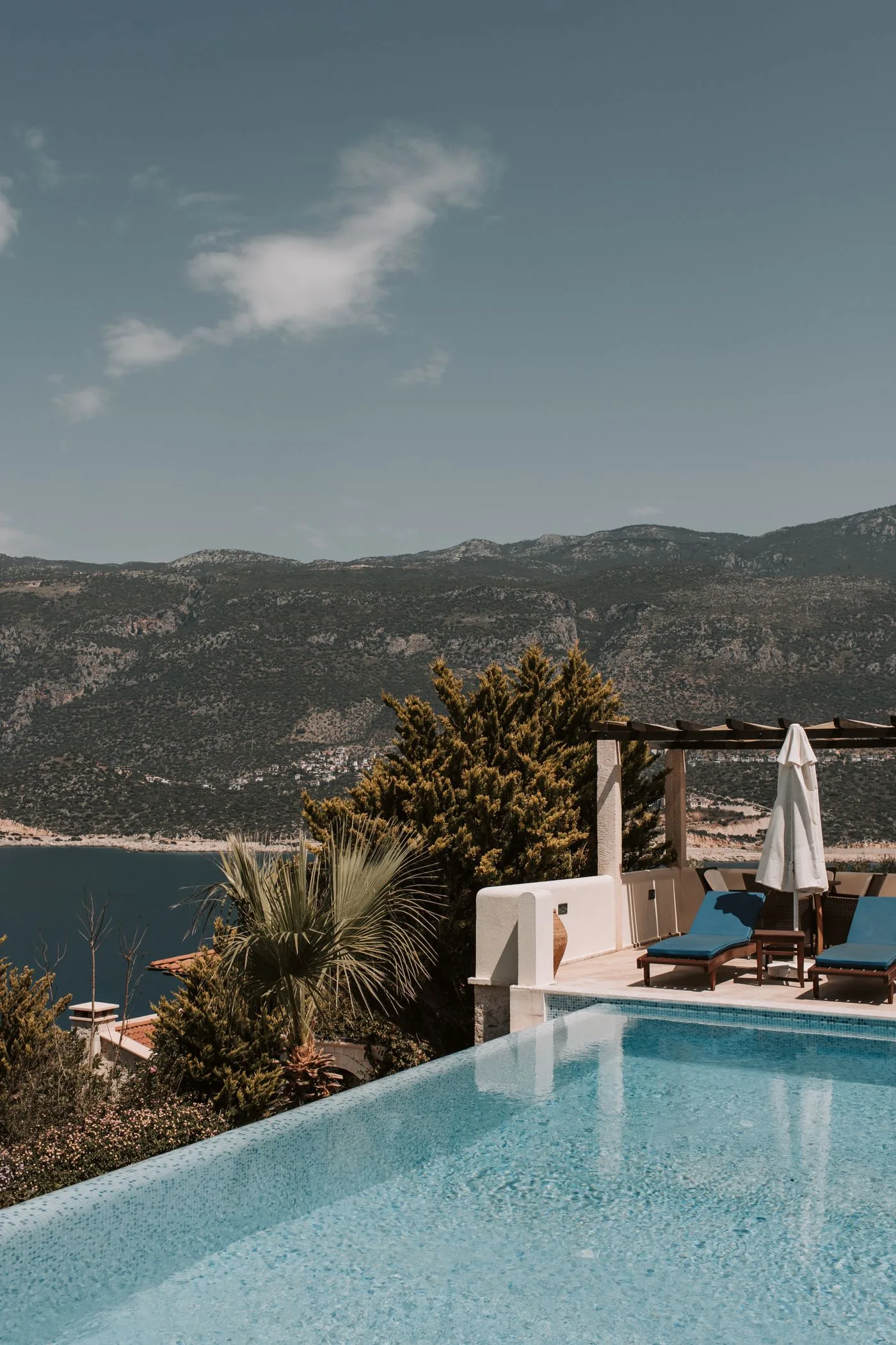 Ege'de deniz manzaralı sonsuzluk havuzlu villa — Bodrum yazlık yatırımı