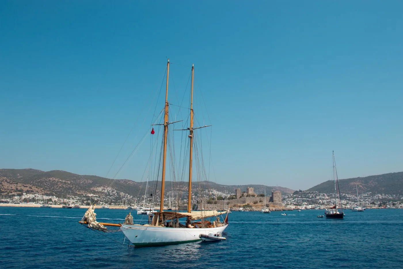 Bodrum kalesi ve koyda yelkenliler — ilk sıra villaların manzara sermayesi