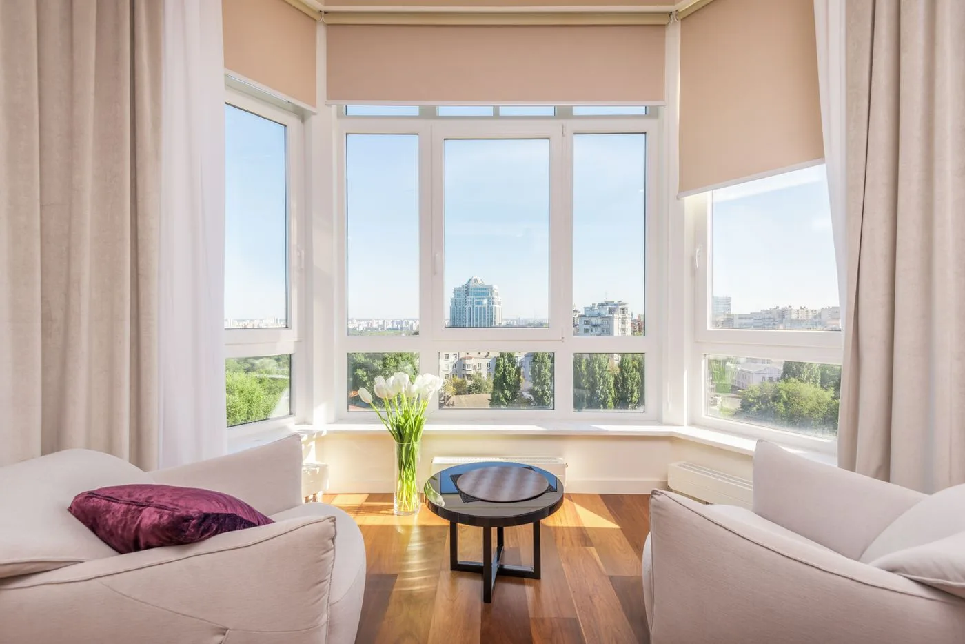 Dubai'de şehir manzaralı modern daire iç mekanı — kiralık konut yatırımı