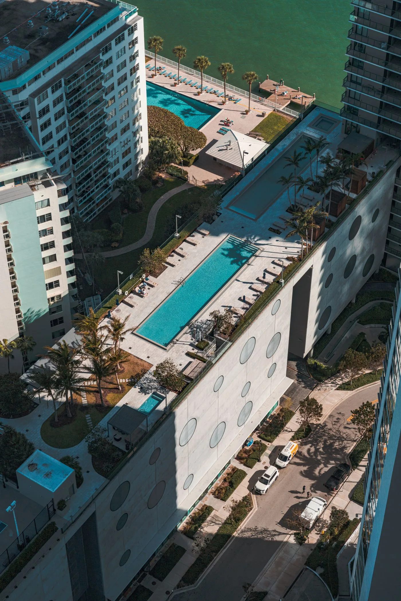 Miami'de havuzlu ve palmiyeli rezidans kuleleri — kuşbakışı görünüm