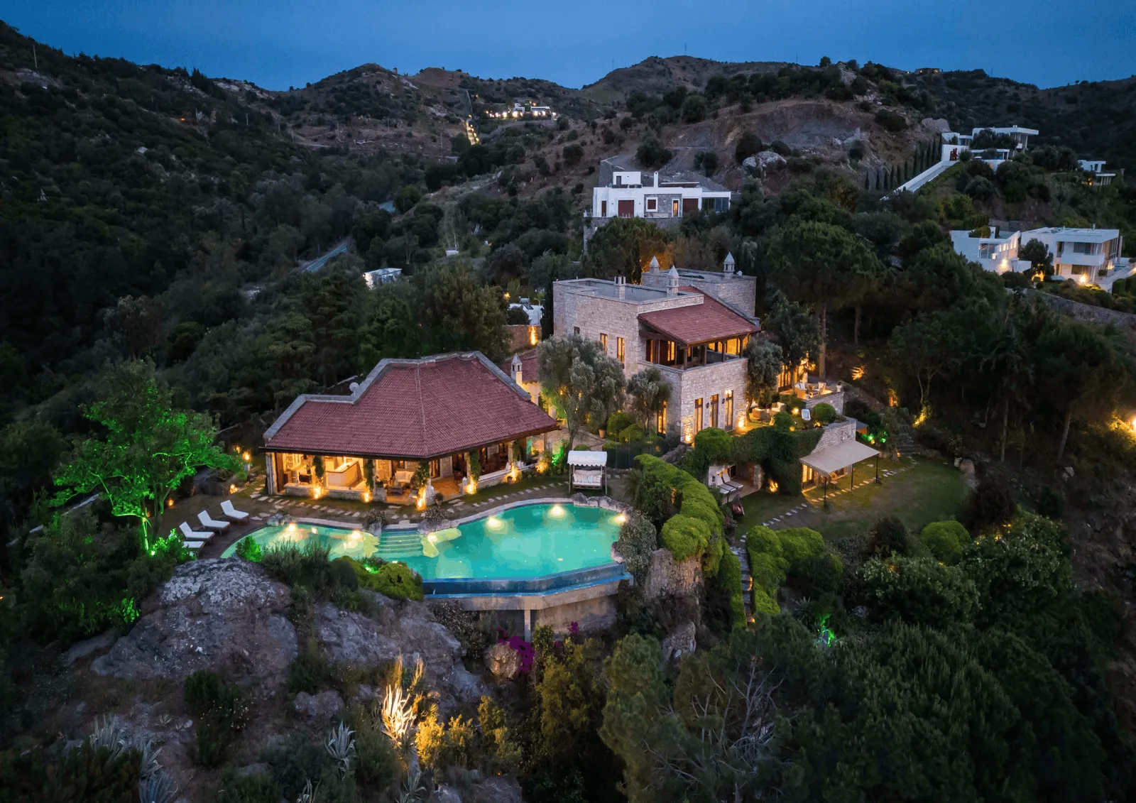 Yalıkavak villa açık yüzme havuzu ve pavyon gece aydınlatması drone görünümü