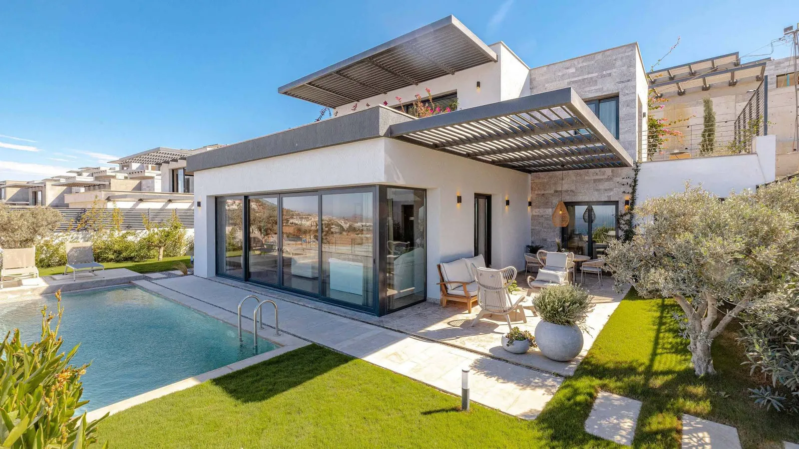 Gümüşlük'te özel havuzlu modern villanın dış cephesi