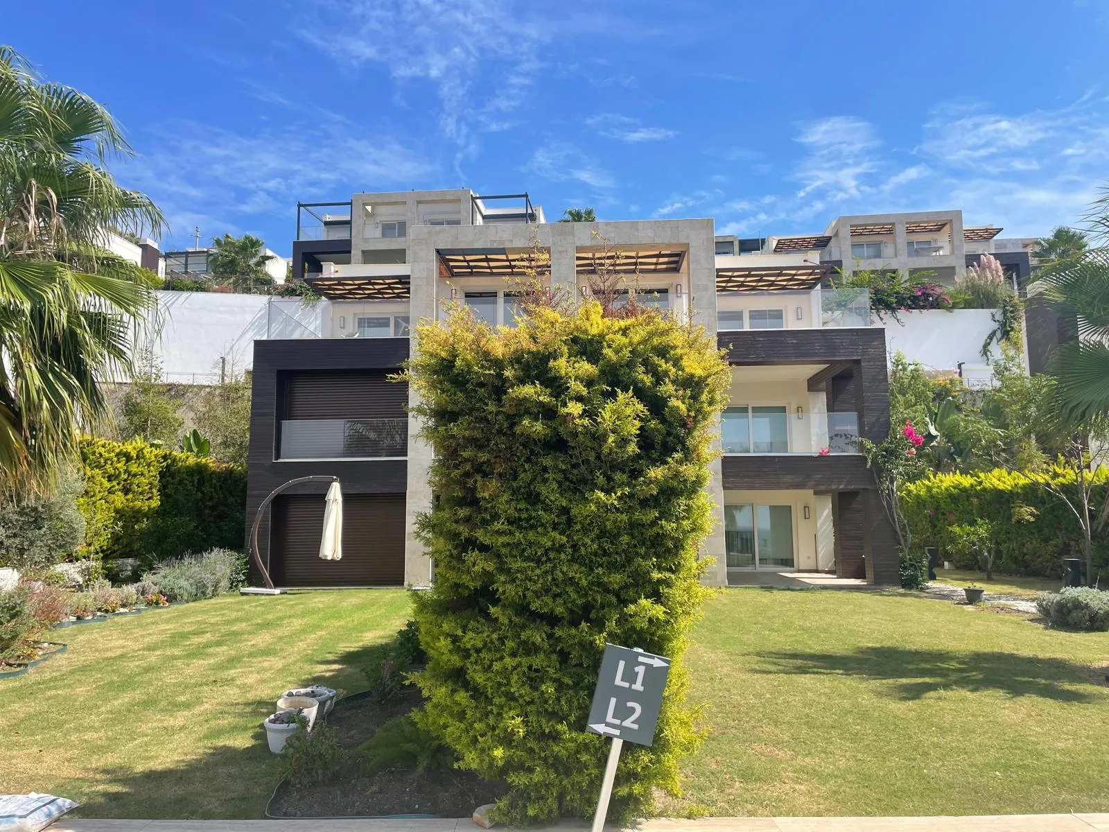 Yalıkavak Nefes Sitesi bina dış cephesi ve peyzajlı bahçesi