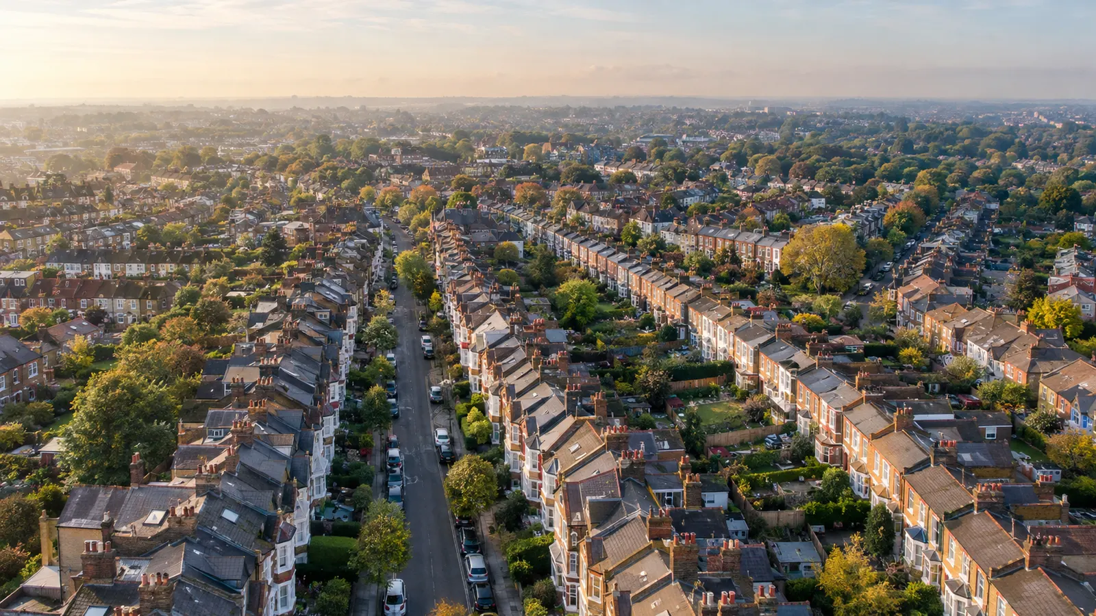 Londra'nın dış ilçelerinde sıra evler, bahçeler ve ağaçlı sokaklardan oluşan konut mahallelerinin kuşbakışı görünümü